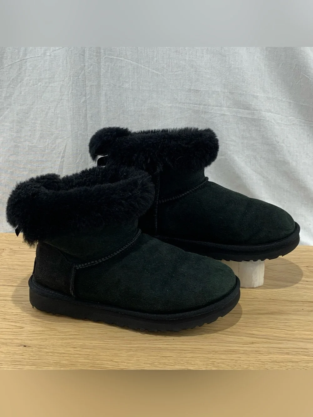 UGG Bailey Button Women’s Size 8 Black Suede Shearling Boots